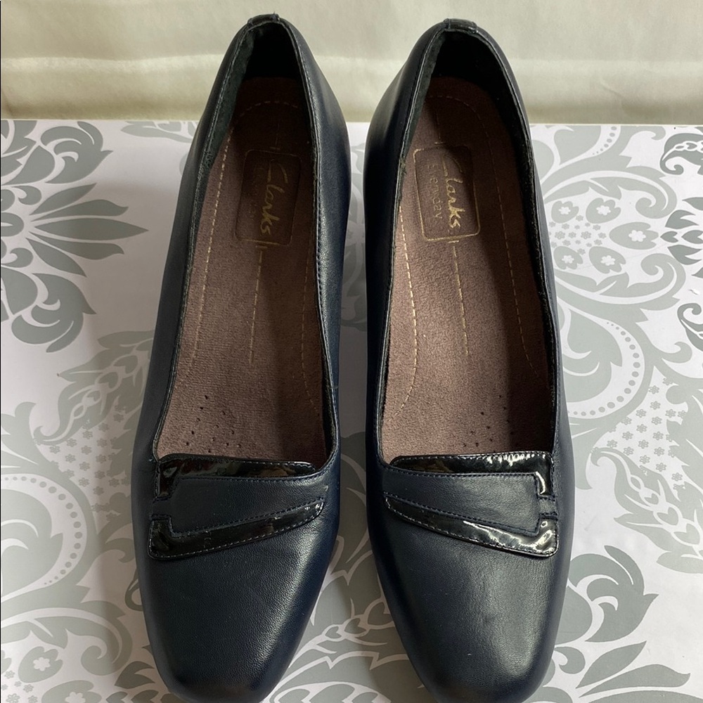 Clarks Everyday Leather upper Women's Navy Size 8 1/2 M